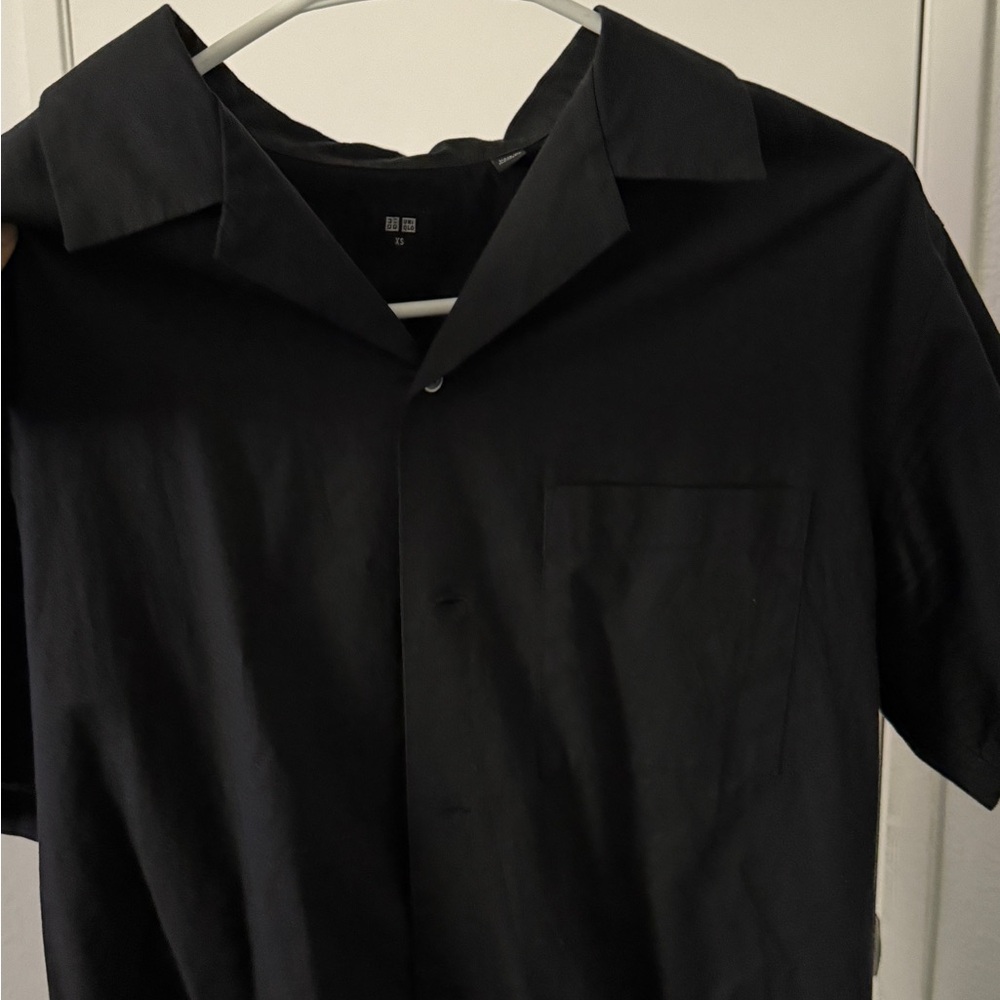Uniqlo Men's Casual Black Button Down Shirt